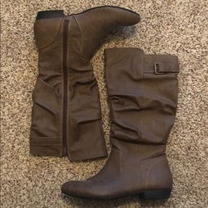 LOWER EAST SIDE —talk brown boots